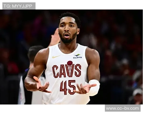 米切尔上半场状态低迷仅得6分球队遭遇严防表现不佳需调整策略 米切尔上半场状态低迷仅得6分球队遭遇严防表现不佳需调整策略